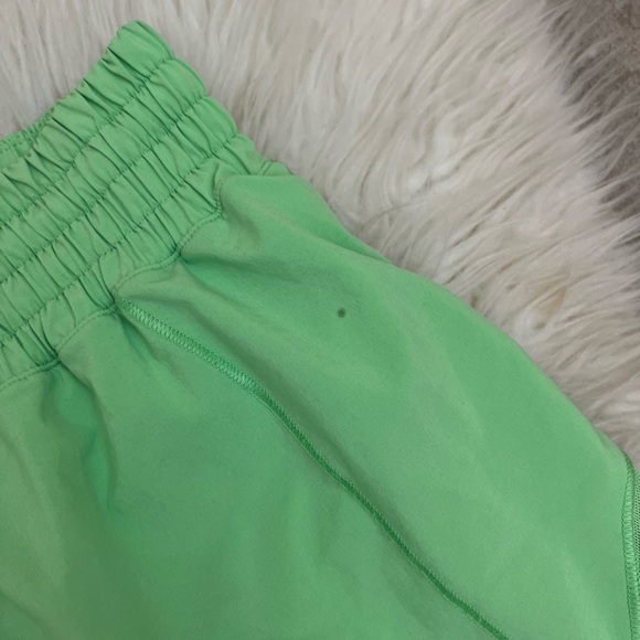 Lululemon High Rise Hotty Hot Shorts 6 Scream Green Light - Picture 4 of 6